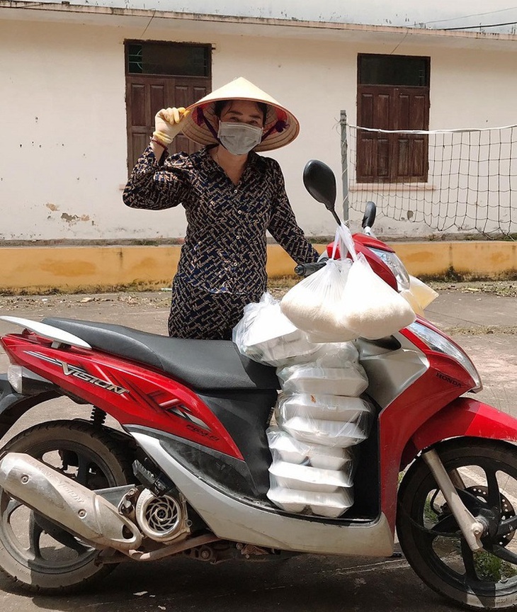 Tình người trong dịch COVID-19: Thắp lên niềm tin